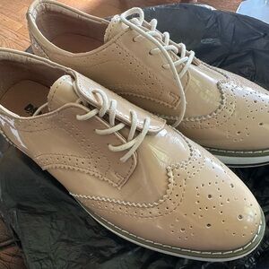 Dadawen Beige Patent Leather Wingtip
Oxford. Size 42 (US 11) women’s